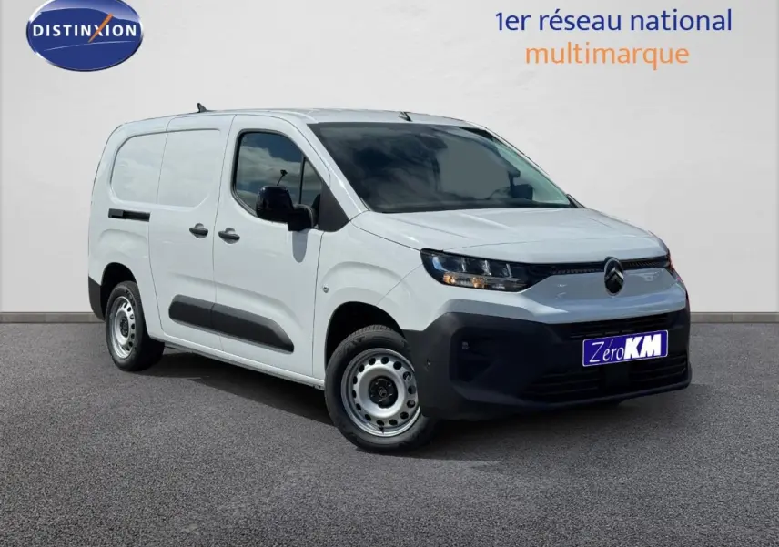 Citroën Berlingo Fourgon XL blanc Icy vu en 3/4 avant droit avec boucliers noirs et jantes acier.