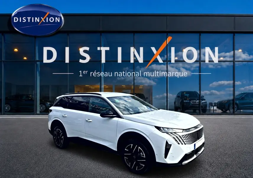 Peugeot 5008 Hybrid blanc en vue 3/4 avant droit, avec jantes alu noires et vitres arrière surteintées.