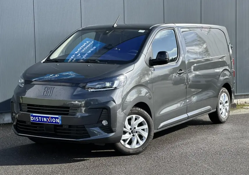 Vue 3/4 avant droite d’un FIAT Scudo Fourgon gris Platinium avec jantes alliage 17 pouces et calandre noire.
