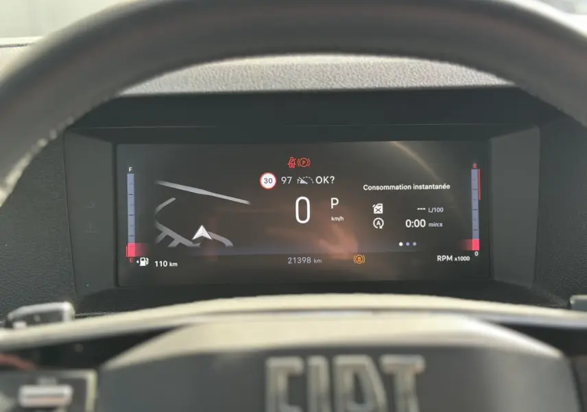 Vue du tableau de bord numérique du FIAT Scudo Fourgon gris platinium, affichant la vitesse et la navigation.