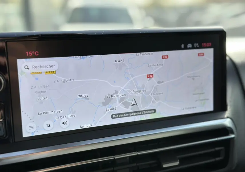 Écran GPS tactile intégré au tableau de bord du Fiat Scudo Fourgon 2024, affichant une carte routière.