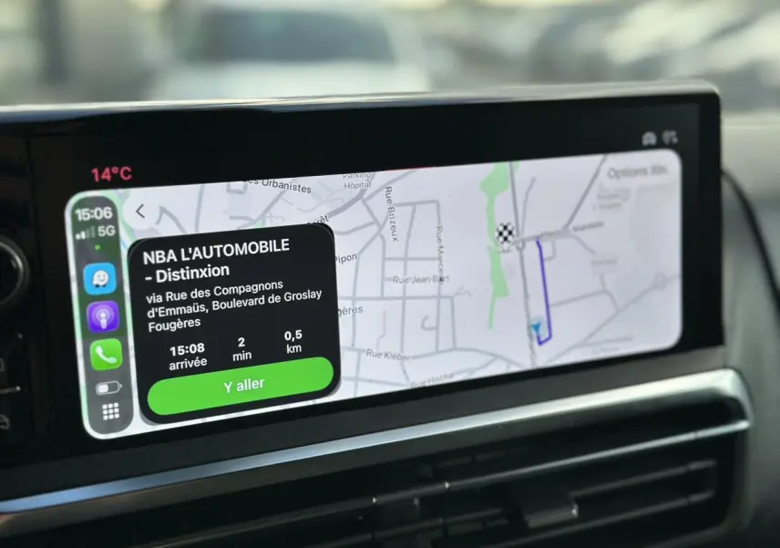 Écran GPS intégré du tableau de bord du Fiat Scudo Fourgon 2024, affichant un itinéraire en cours.