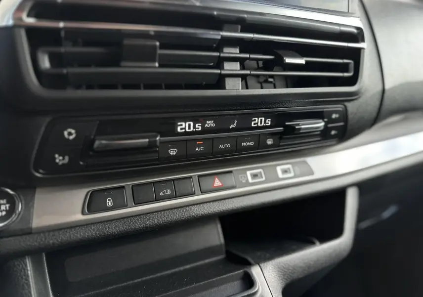 Détail du tableau de bord du Fiat Scudo Fourgon 2024, avec commandes climatisation digitale et boutons multifonctions noirs.