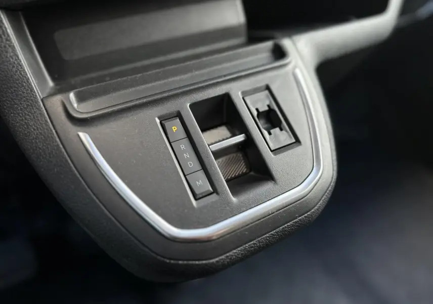 Gros plan sur la console centrale noire du Fiat Scudo Fourgon 2024 montrant la commande de boîte automatique et un emplacement vide.