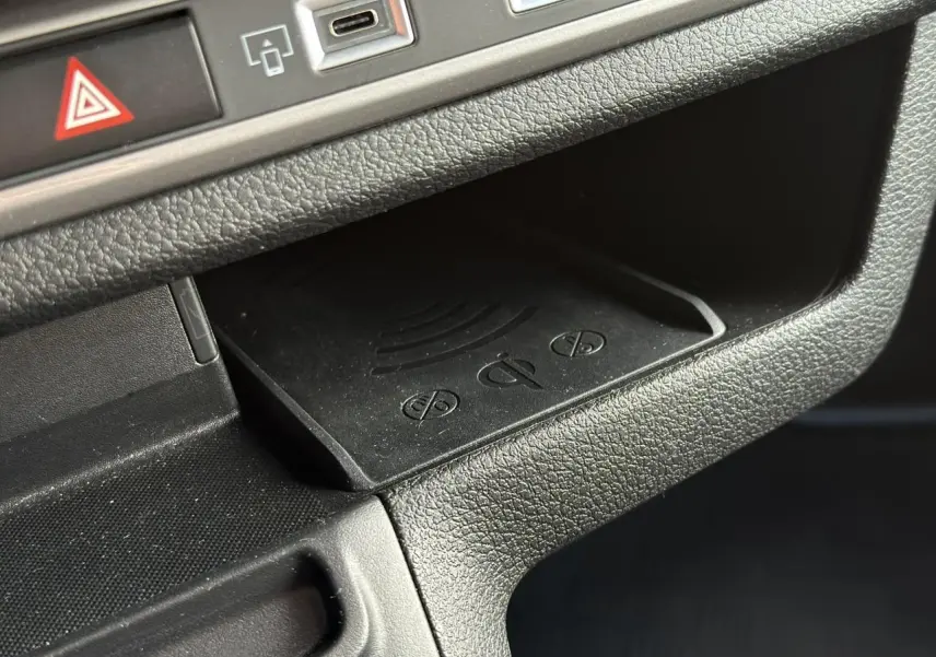 Détail intérieur montrant le chargeur induction noir intégré au tableau de bord du Fiat Scudo Fourgon gris Platinium 2024.