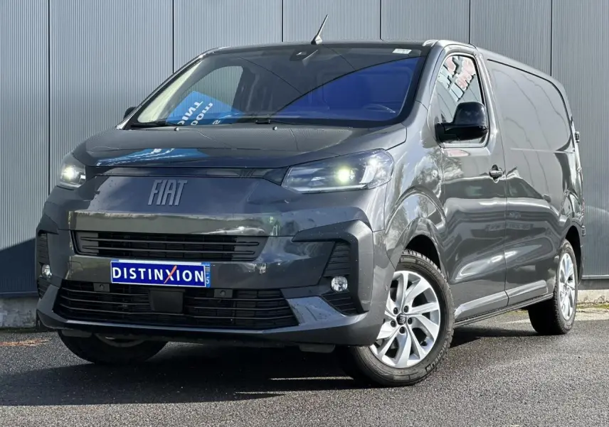 Fiat Scudo Fourgon gris Platinium en 3/4 avant droit, avec jantes alliage 17 pouces et phares LED allumés.