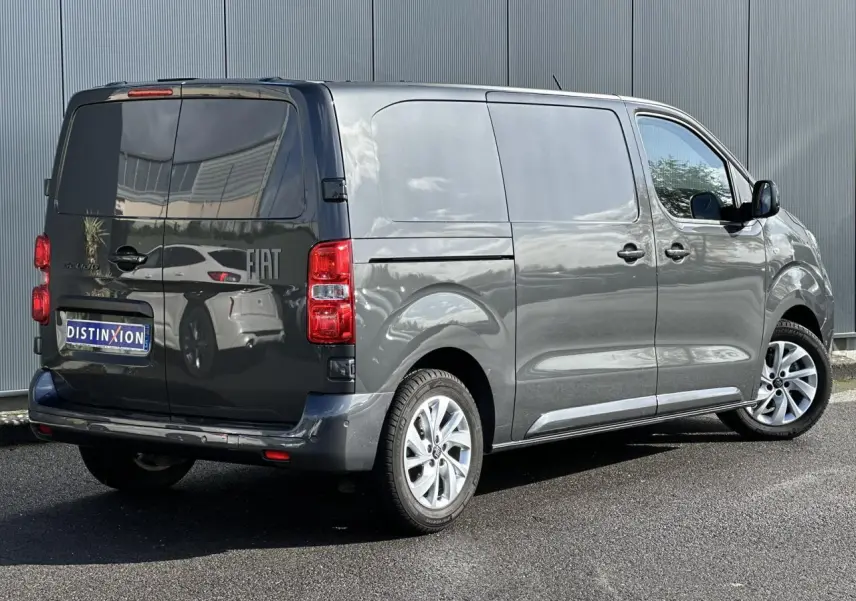 Fiat Scudo Fourgon gris Platinium en 3/4 arrière droit, avec jantes alliage 17 pouces et portes arrière battantes.