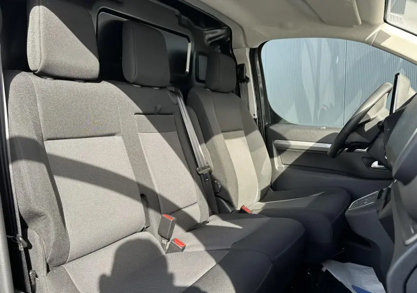 Vue intérieure côté droit sur la banquette passager 2 places en tissu bi-ton gris du FIAT Scudo Fourgon 2024.