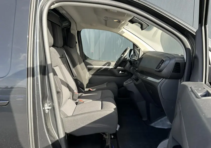 Vue intérieure côté conducteur du FIAT Scudo Fourgon gris Platinium, montrant la banquette passager 2 places et le tableau de bord moderne.