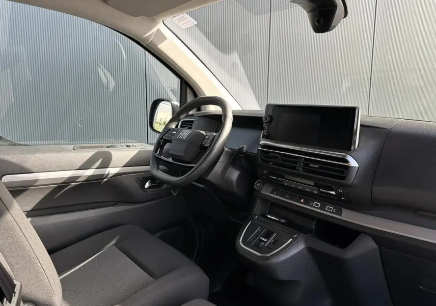 Vue intérieure côté conducteur du Fiat Scudo Fourgon 2024 avec tableau de bord moderne et écran tactile central.