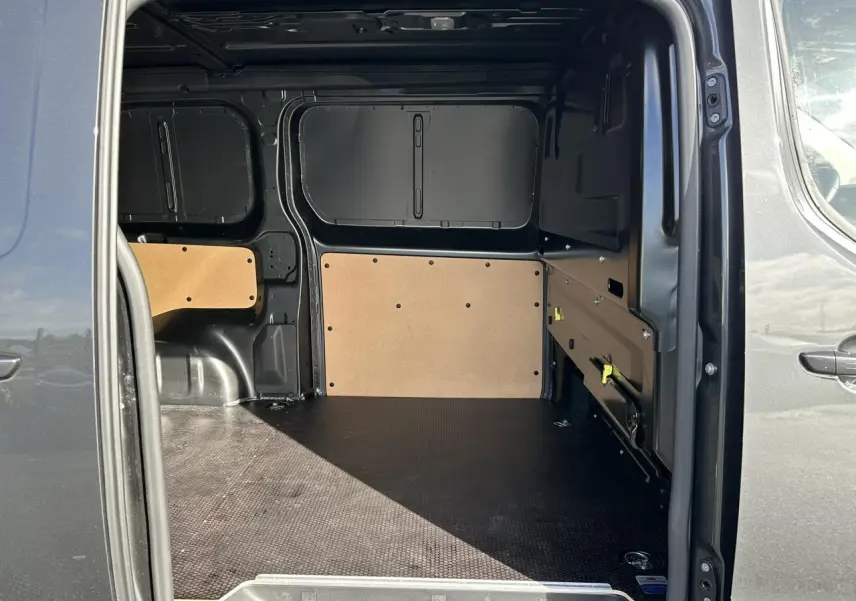 Vue intérieure de la zone de chargement du FIAT Scudo Fourgon gris Platinium, avec plancher antidérapant et parois protégées.