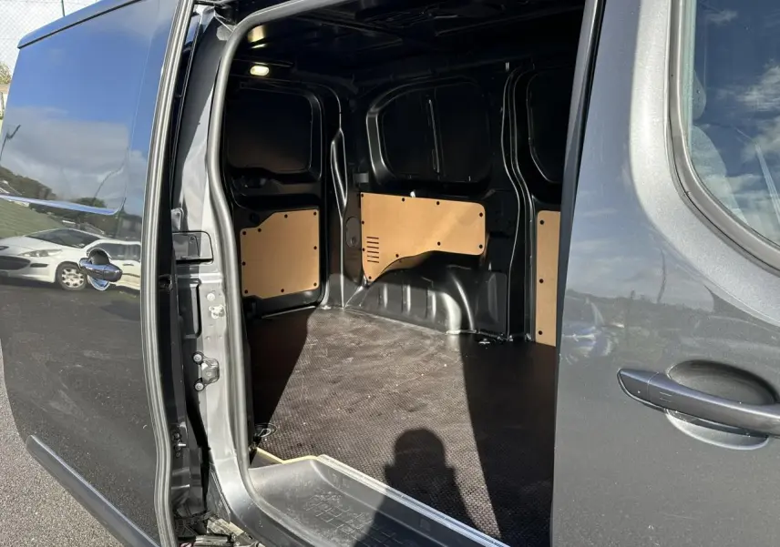 Vue latérale droite du FIAT Scudo Fourgon gris Platinium avec porte coulissante ouverte montrant l’espace de chargement vide.