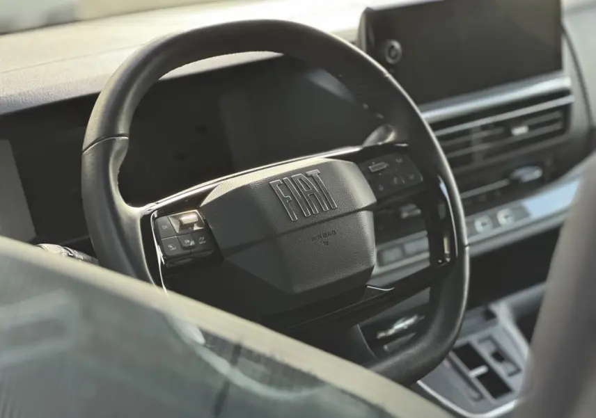 Vue rapprochée du volant noir FIAT et du tableau de bord moderne du Scudo Fourgon 2024.