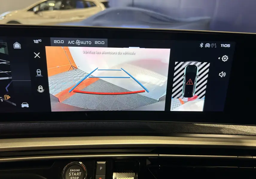 Vue intérieure sur l'écran multimédia affichant la caméra de recul du Peugeot 5008 bleu Ingaro avec aide au stationnement active.