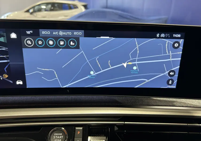 Écran tactile de navigation intérieur du Peugeot 5008 III Hybrid 145 GT, affichant une carte routière.