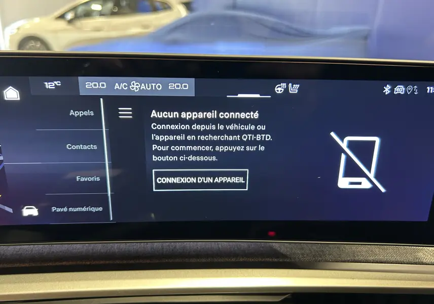 Écran tactile intérieur du Peugeot 5008 III Hybrid 145 GT affichant la connexion Bluetooth inactive.