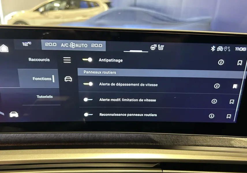 Écran tactile central du Peugeot 5008 bleu Ingaro, affichant les réglages d’alerte et reconnaissance des panneaux routiers.
