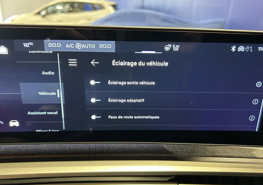Écran tactile intérieur du Peugeot 5008 bleu Ingaro montrant les réglages d’éclairage du véhicule.