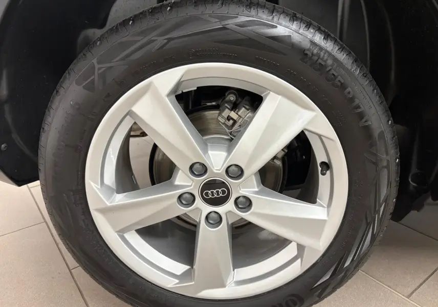 Gros plan sur la roue avant droite de l'Audi Q2 35 TFSI S Line 2026 avec jante alliage argent et pneu Continental.