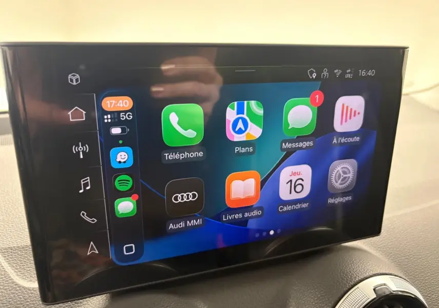 Écran tactile central de l’Audi Q2 35 TFSI S Line 2026 affichant les applications connectées, intérieur noir.
