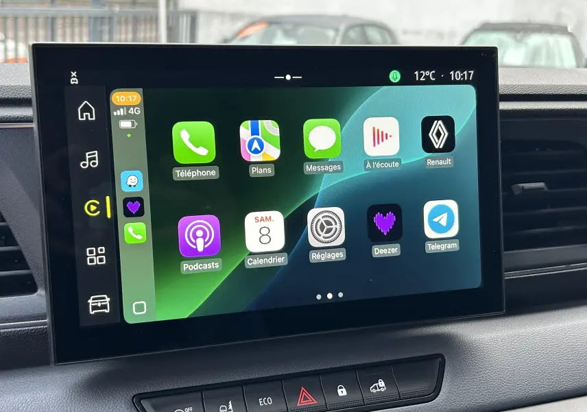 Écran tactile central du tableau de bord du Renault Master 2025 affichant les applications connectées, ambiance intérieure grise.