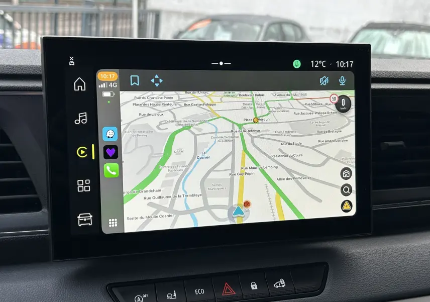 Écran tactile central du Renault Master 2025 affichant la navigation GPS avec interface moderne et icônes colorées.