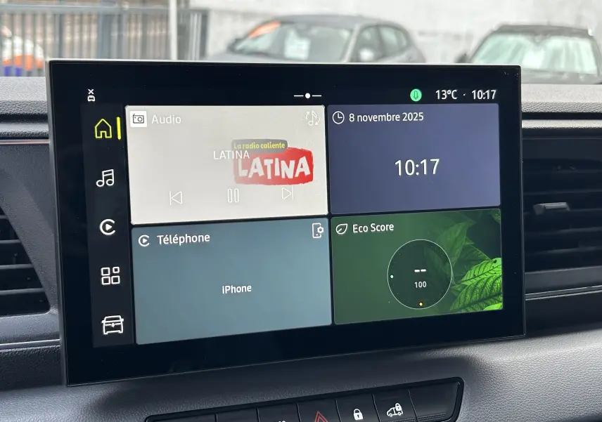 Écran tactile central du tableau de bord du Renault Master 2025, affichant radio, téléphone et score écologique.