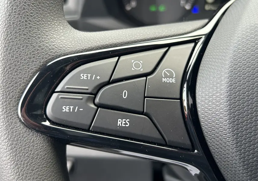 Gros plan sur les commandes de régulateur de vitesse au volant du Renault Master 2025, finition Advance.