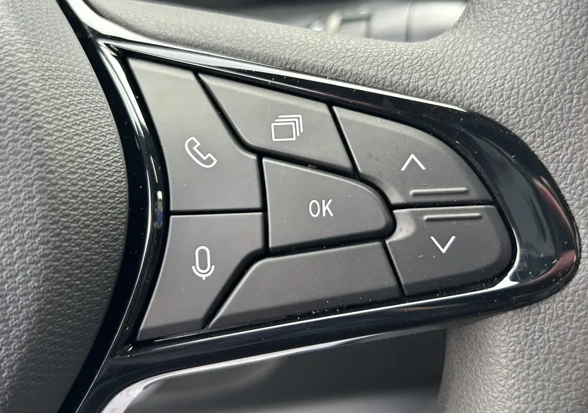 Gros plan sur les commandes multifonctions noires du volant côté droit du Renault Master blanc 2025.