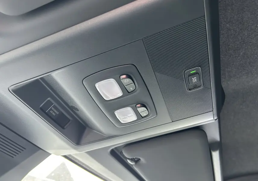 Plafonnier intérieur avec commandes d’éclairage et bouton SOS du Renault Master blanc, vue en léger contre-plongée.