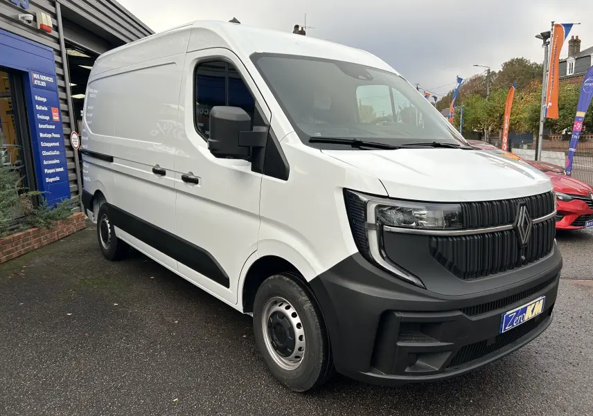 Renault Master blanc en vue 3/4 avant droit, fourgon utilitaire avec calandre noire et pare-chocs noirs.