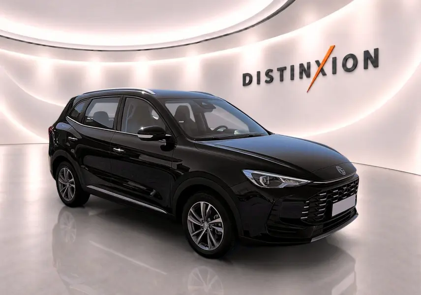 MG ZS 1.5 hybrid noir en 3/4 avant droit dans un showroom lumineux avec logo Distinxion en arrière-plan.