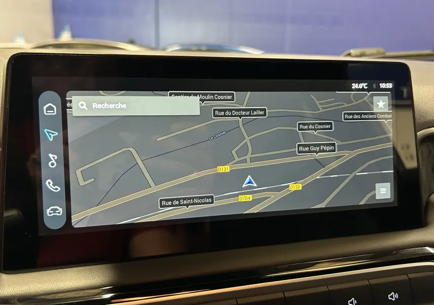 Écran tactile intérieur du MG3 1.5 Hybrid+ 195 LUXURY affichant la navigation GPS avec carte détaillée.