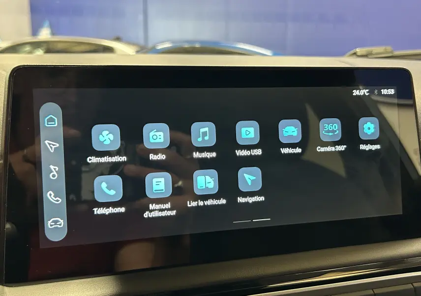 Écran tactile intérieur du MG3 1.5 Hybrid+ 195 Luxury affichant les options dont caméra 360°, en lumière naturelle.
