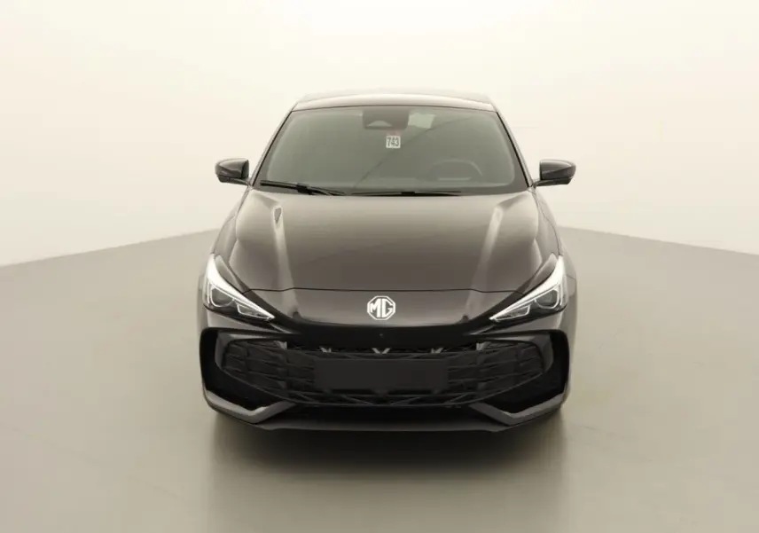 Vue frontale d'une MG3 1.5 Hybrid+ 195 Luxury en Pebble Black avec calandre large et phares LED fins.
