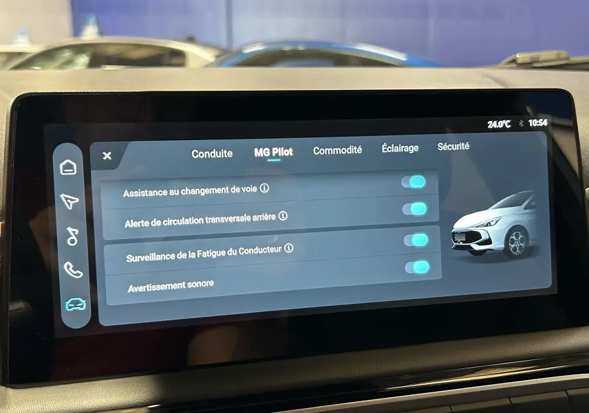 Écran tactile intérieur de la MG3 1.5 Hybrid+ 195 Luxury affichant les options d'assistance à la conduite.