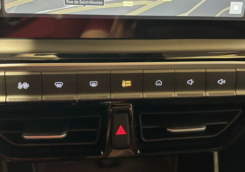 Vue rapprochée du tableau de bord du MG3 1.5 Hybrid+ 195 Luxury en Pebble Black, montrant les commandes tactiles et la ventilation.