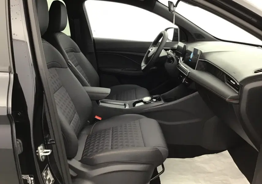 Intérieur de la MG3 1.5 Hybrid+ 195 LUXURY en Pebble Black, vue côté conducteur avec sièges et tableau de bord modernes.