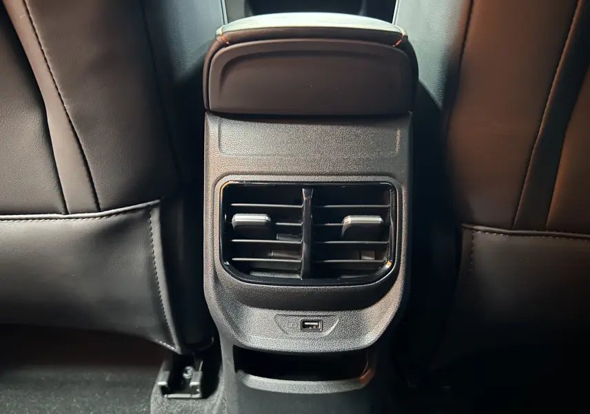 Détail de la console arrière avec bouches d’aération et port USB, sièges en cuir noir du MG3 1.5 Hybrid+ 2026.
