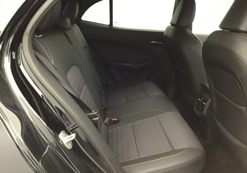 Vue intérieure côté gauche des sièges arrière en tissu et cuir noir du MG3 1.5 Hybrid+ 195 LUXURY Pebble Black.