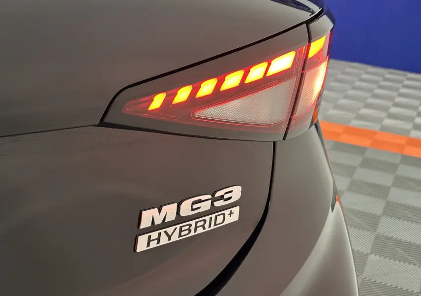 Gros plan sur le feu arrière droit allumé et le logo MG3 Hybrid+ d’une MG3 Pebble Black 2026.