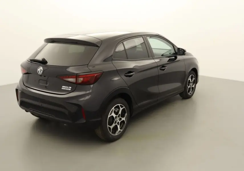 Vue 3/4 arrière droite de la MG3 1.5 Hybrid+ Pebble Black avec jantes alliage et feux arrière LED.