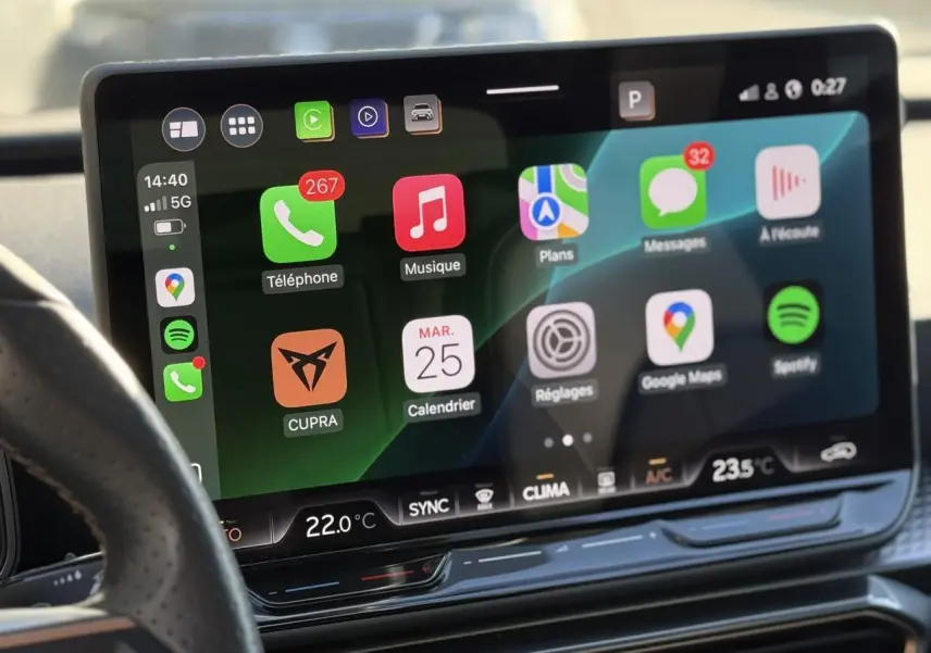 Écran tactile HD 12,9'' du système multimédia de la CUPRA LEON ST 2025, vue intérieure centrée sur l'affichage.