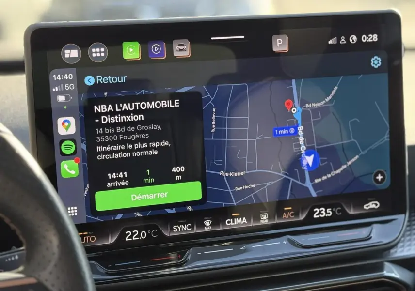 Écran tactile HD 12,9'' du système de navigation dans l'habitacle du CUPRA LEON ST noir, vue de face rapprochée.