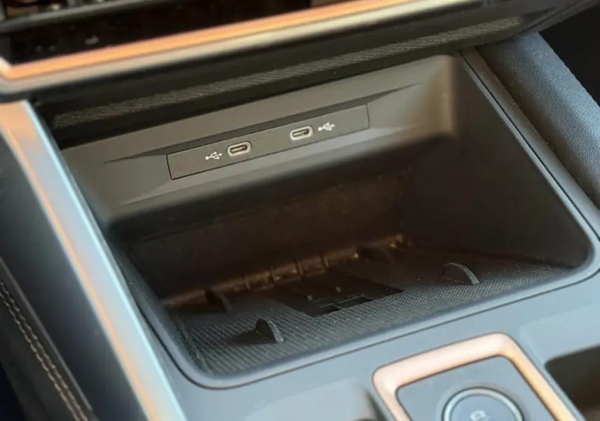 Gros plan sur la console centrale noire du CUPRA LEON ST 2025 avec deux ports USB-C intégrés et surface texturée.