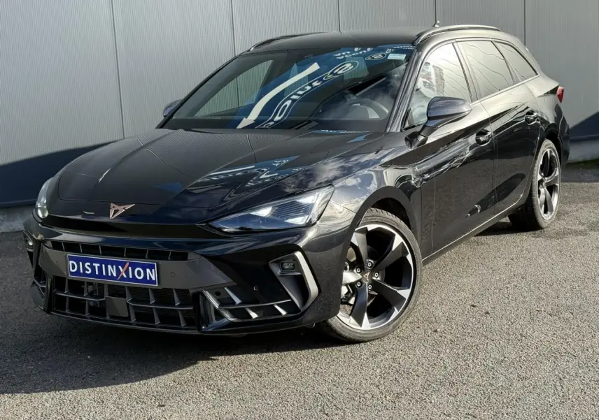 Vue 3/4 avant droite de la CUPRA LEON ST 1.5 e-TSI noire Midnight avec jantes alliage et signature lumineuse Tri-LED.