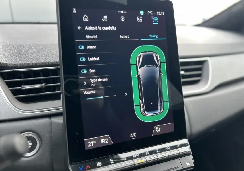 Vue rapprochée de l’écran tactile central du Renault Captur 2025 affichant les aides à la conduite, intérieur gris.