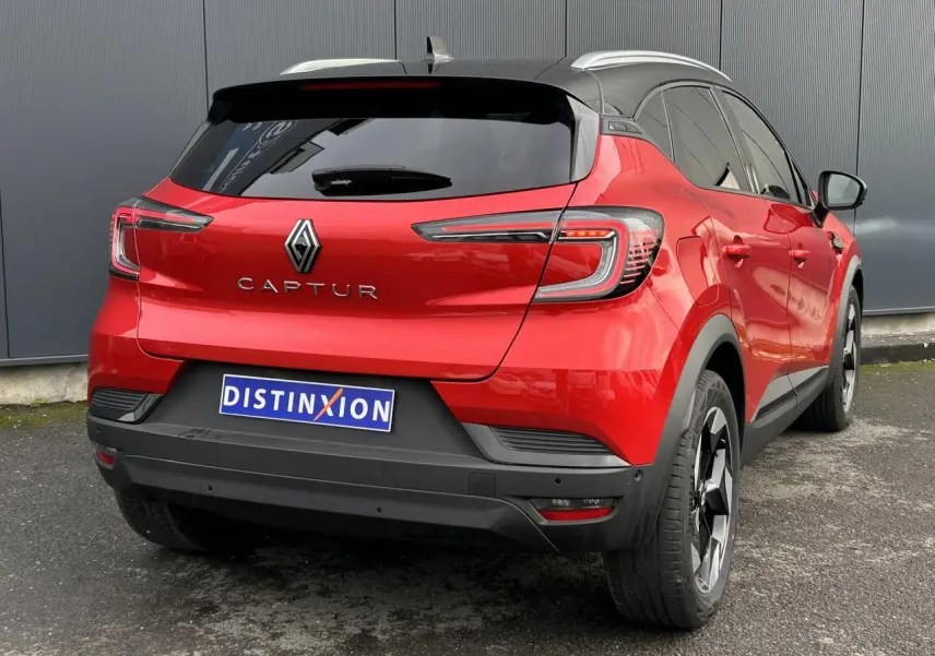 Vue 3/4 arrière droite du Renault Captur 2025 rouge Flamme avec toit noir et jantes alu 18 pouces diamantées noires.