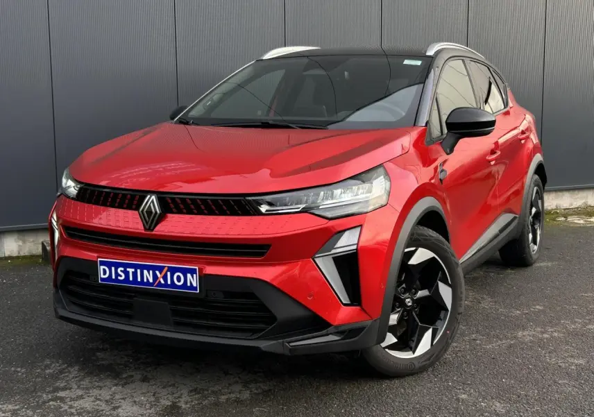 Renault Captur 2025 rouge flamme et noir, vue 3/4 avant droit avec jantes alu noires et toit alu.