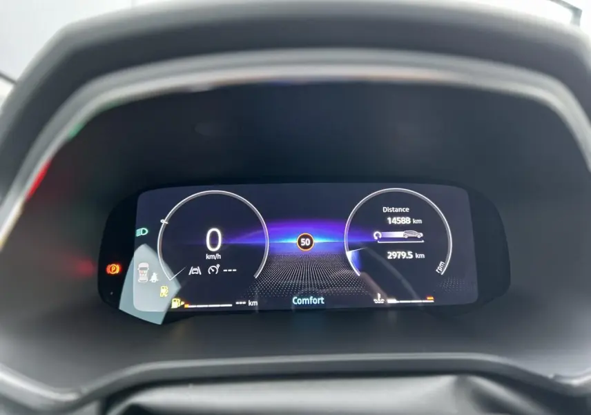 Vue rapprochée du tableau de bord numérique du Renault Captur 2025 affichant la vitesse et l'autonomie en mode Confort.